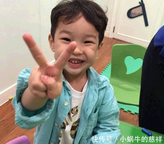 孩子的性格|娃是被谁带大的,打个招呼就知道?妈妈一个人带大的娃,特征鲜明