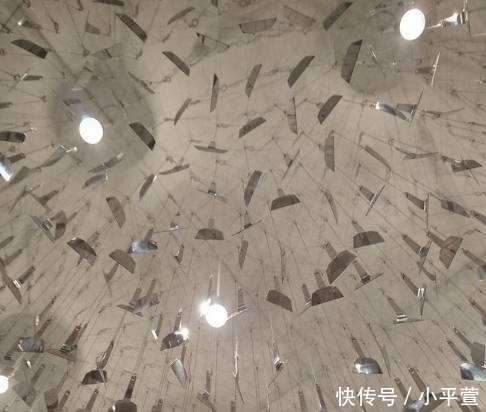 天花板|日本小伙去创意餐馆吃饭,看见天花板后就想走,网友:天降正义!