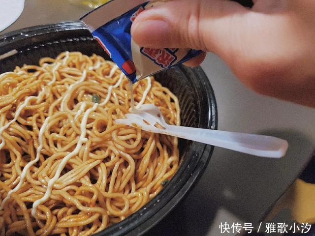 飘香|大学宿舍里公认“最好吃”的5种泡面,最后一种,飘香十里!