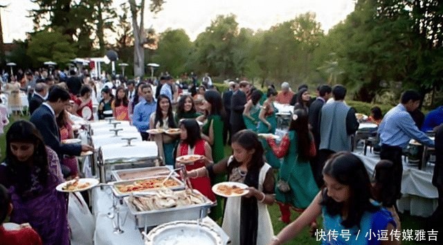  大打出手|迎婚宴双方大打出手，只因男方亲戚“超员”，女方：我们饭不够