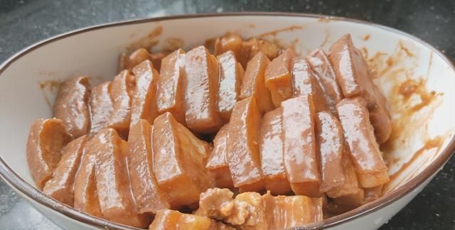 搅拌均匀|天凉了，教你一盘咸香好吃的懒人菜，饭菜一锅熟，营养下饭又省时