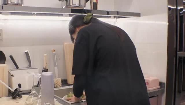  细节|郑爽要自己炒油麦菜吃，洗菜后的一个细节，暴露她在家从没做过饭