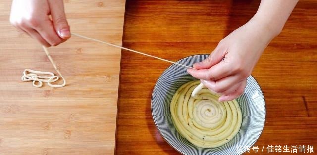 详细|想吃馓子不用买,教你详细做法和比例,咸香酥脆,小时候的味道