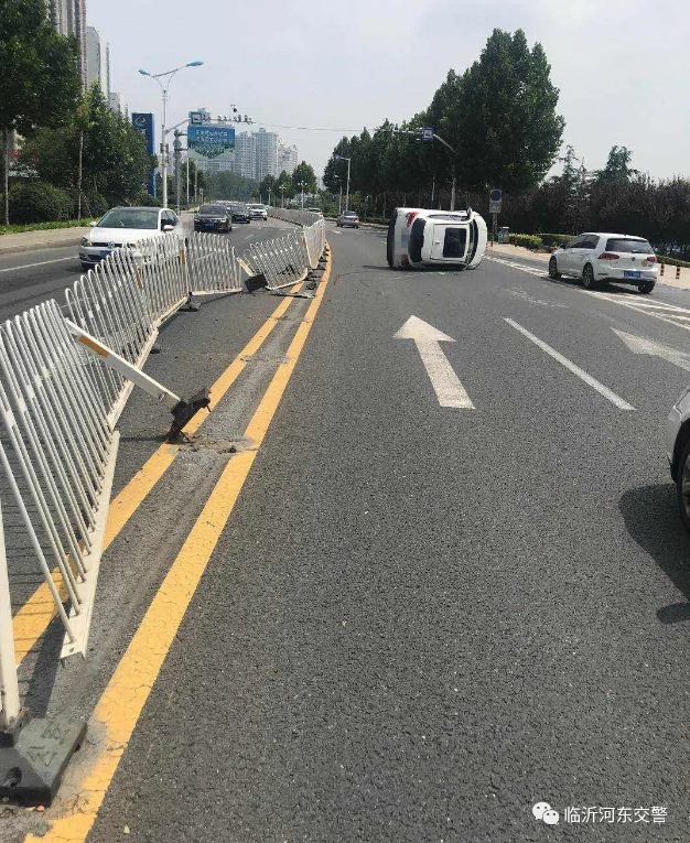  临沂|突发！临沂滨河路，一轿车撞上护栏侧翻！监控拍下惊魂一幕！