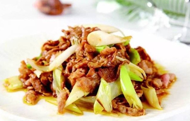  羊肉|葱爆羊肉，先炒葱或先炒肉全错！教你正宗做法，鲜香嫩滑没膻味