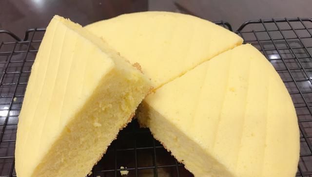 蛋清|做电饭锅蛋糕,不需要加酵母,一样可以做出鲜香、软嫩的蛋糕