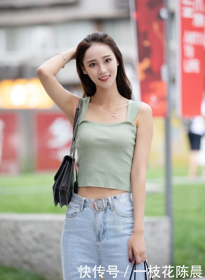 身材|感受初秋的气息,穿牛仔裤搭配短款背心,休闲减龄还显身材