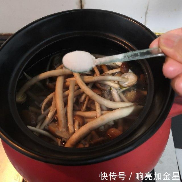  好喝|茶树菇鱼丸鸡汤，营养丰富，鲜美好喝