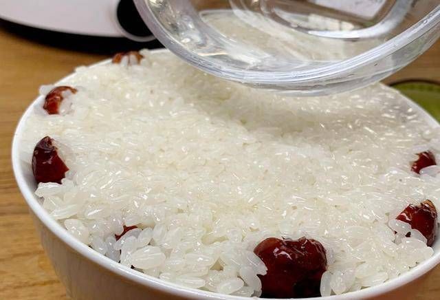 葡萄干|糯米别再包粽子了，试试做糯米凉糕，软糯香甜，我家一周吃三次