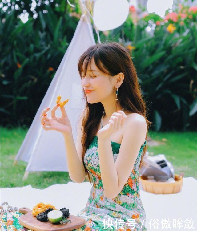 选择|香泰又换了发型,她穿着一条小卷曲的花裙子,但身材不好