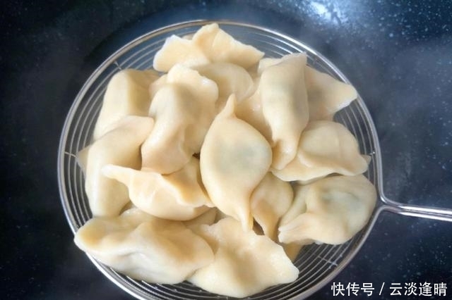 面条|秋季吃面条不如吃饺子,香菇与虾仁搭配在一起,鲜香可口