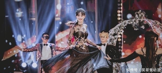  节目|郑爽上节目多次穿鞋踩沙发，真性情还是没素质？网友：情商太低