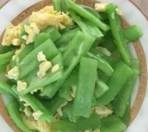  蛇瓜炒鸡蛋|夏季，鸡蛋和此物一起炒，营养美味，补钙质，孩子个头长得快
