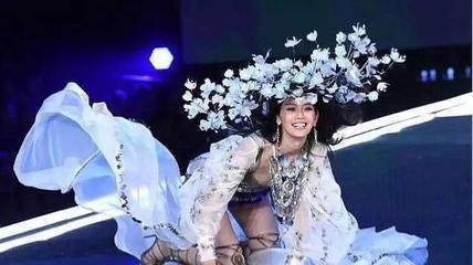 恨天高|柳岩红毯上摔倒需两人搀扶才站起来,“虎背熊腰”疑似发福严重