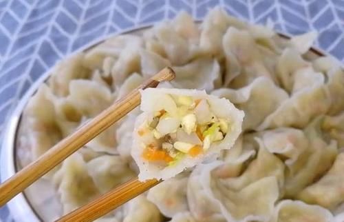  饺子|包饺子别放肉和鸡蛋了，用它做馅料，比肉饺子还香，营养还补钙