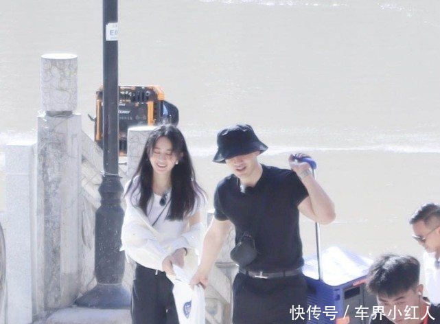 画面|赵丽颖买菜拿笔记账,黄晓明抢她手里的帆布包,两人画面太欢乐