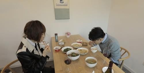 厨子|黄轩亲自下厨为鲁豫做饭,看到成品后,网友:被演员耽误的厨子!