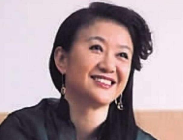  发福|33岁开始主持春晚，嫁出国门无人知;如今61岁却发福到认不出