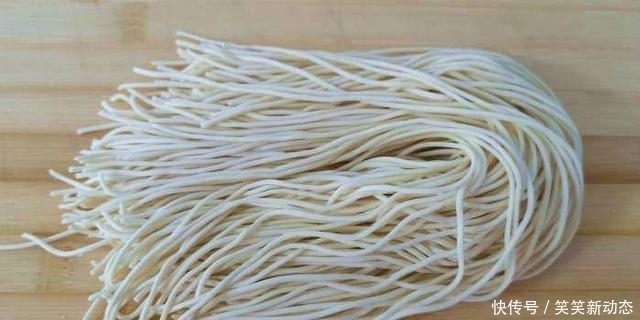 简单|面条又出新做法,简单美味,好吃到放不下筷子,爱吃面条的看过来