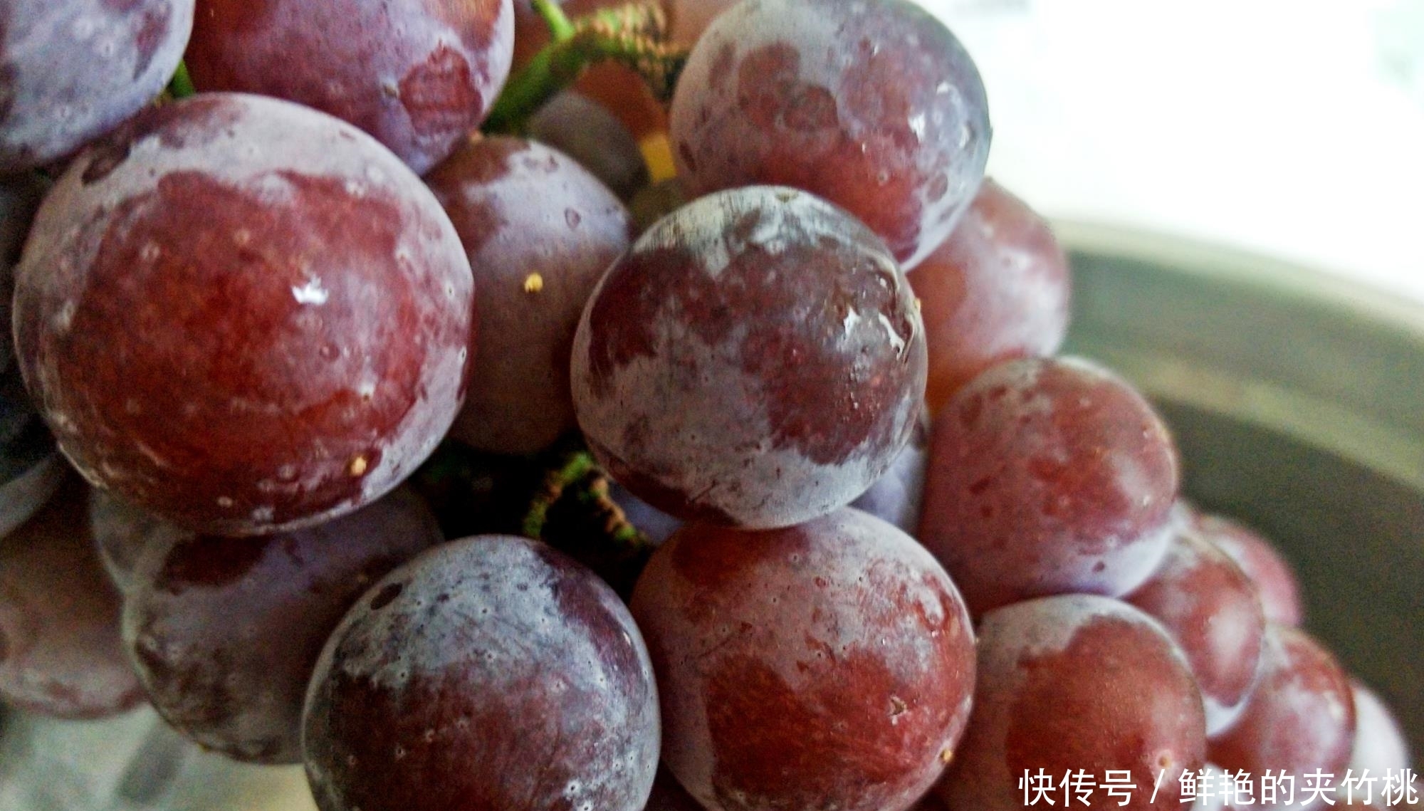 只用|洗葡萄时,最忌讳只用清水洗了!记住这个方法,干净卫生又健康