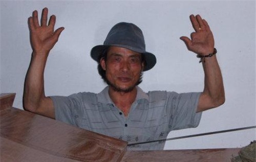 天下第一|“天下第一疯”谢建光35年拉板车徒步30万公里,59岁终客死异乡!