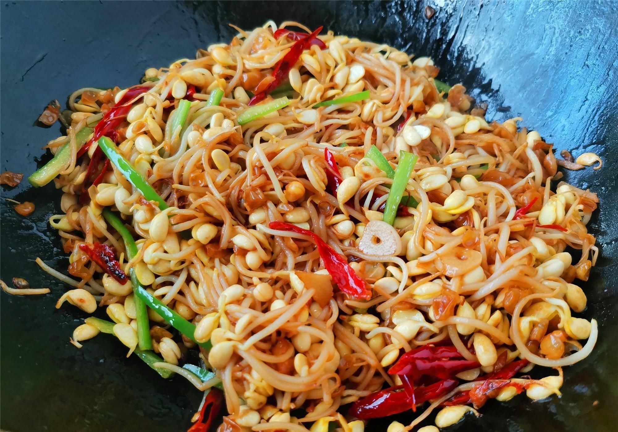 人体吸收|黄豆芽怎样做好吃,这个家常做法特香,不用放肉,佐酒下饭都不错