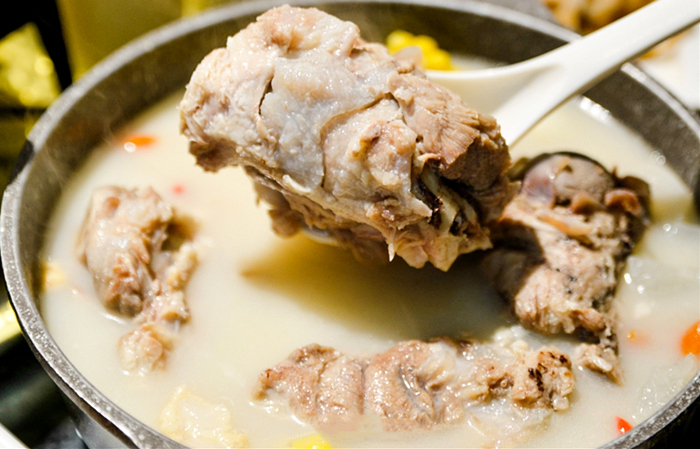 鸡架子|怎么把大骨汤熬成白色?大厨教你一招,汤色浓白鲜香,好看又好喝