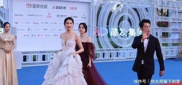 合照|众星合照郑恺站错位,发现自己“咖位”不够,满脸通红往后退