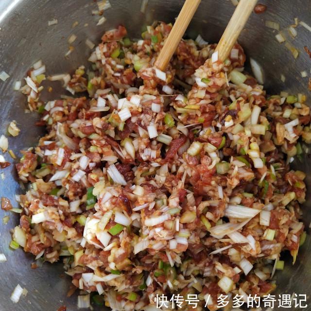  令人|虾蓉酱小笼包，入口鲜味浓，令人胃口大开