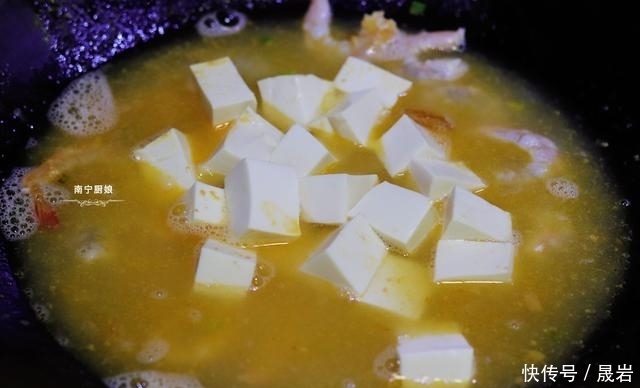 美味|喜欢吃豆腐的要收藏,加入咸蛋黄和虾仁这样煮,入味又鲜香美味