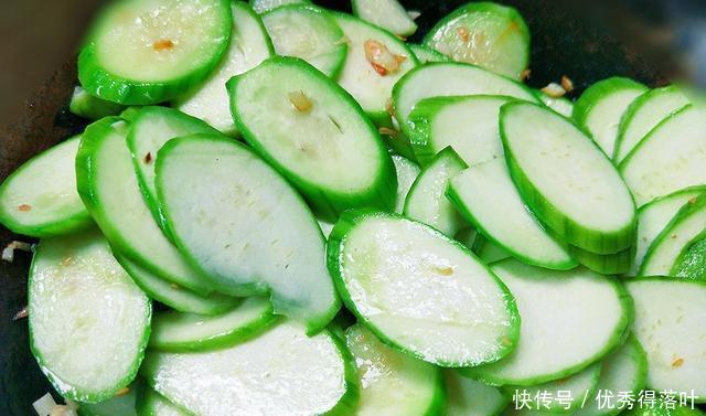 丝瓜|炒丝瓜时,多加这1物,味道鲜美,还能补充蛋白质,美味不忘营养