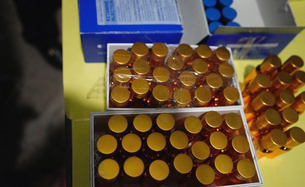 持枪|西港中资餐厅老板被逮捕：涉毒非法持枪和经验色情性服务