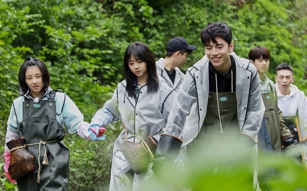 生活|《向往的生活》最新海报,何炅黄磊姿势可爱,谭松韵C位抢眼