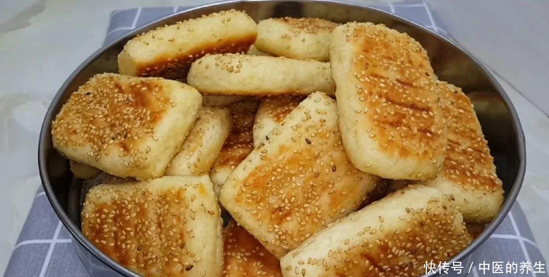  松软|烧饼这做法才简单，加2个鸡蛋，个个松软香甜，比鸡蛋饼面包好吃