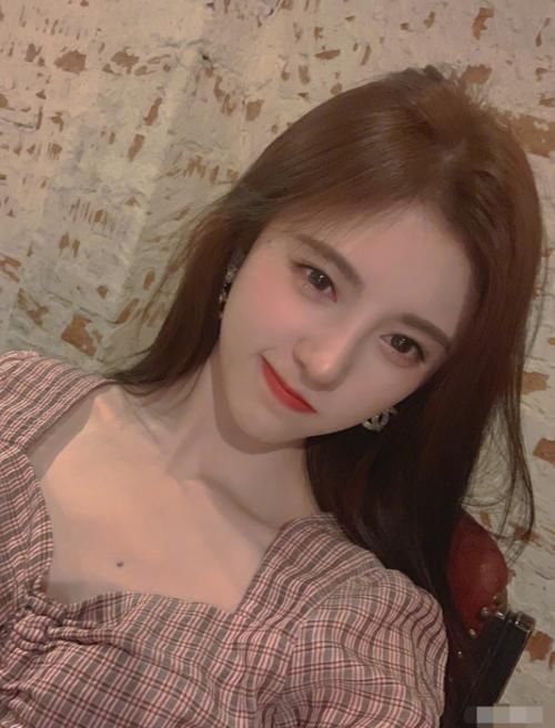  李艺彤|双双退团后，李艺彤参加综艺再次聊起鞠婧祎，称她是自己一辈子达不到的目标