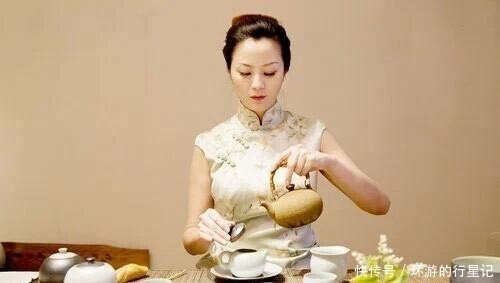 桌子|别人倒茶时, 对方用食指敲三下桌子是什么意思? 别再傻傻不知道!