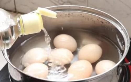 鸡蛋|煮鸡蛋可不能只用清水多加这1步,蛋壳一碰就掉,更嫩更营养