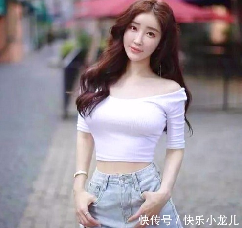 白色|穿搭:美女身穿白色一字肩T恤,穿起来非常的舒适漂亮