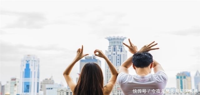 追求|心理学：被男人追求时，“腼腆”一点，其实是很有讲究的