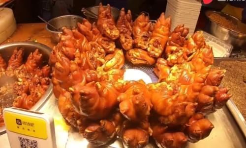 顾客|大妈甩卖“奢侈”小吃,12元一只,日卖上千只,顾客:一次吃十个