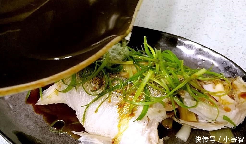 蒸鱼|鱼庄老板:不管蒸什么鱼,加一点“它”,鱼不仅没腥味,肉更鲜嫩