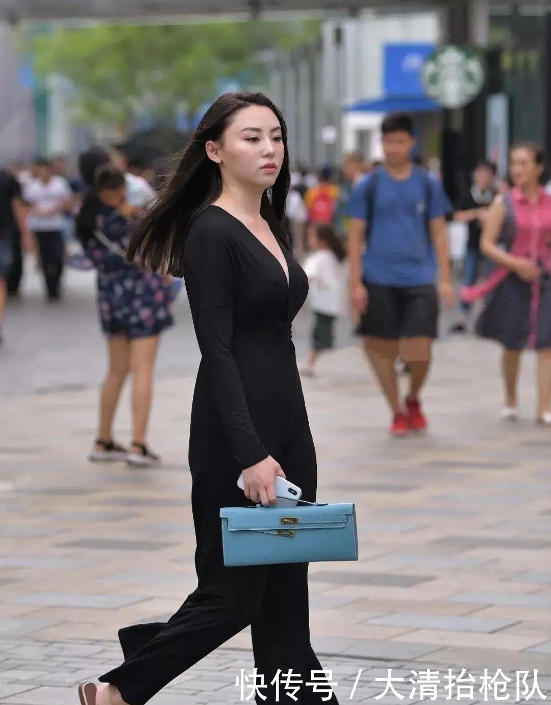 裙子|街拍没有阔腿裤了,年轻女孩只认“连体裤”,谁穿谁时髦又好看