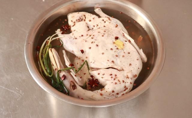 香辛料|盐水鸭非常简单,重要用90度水焯,白米醋除腥,香辛料仅用八角、麻椒