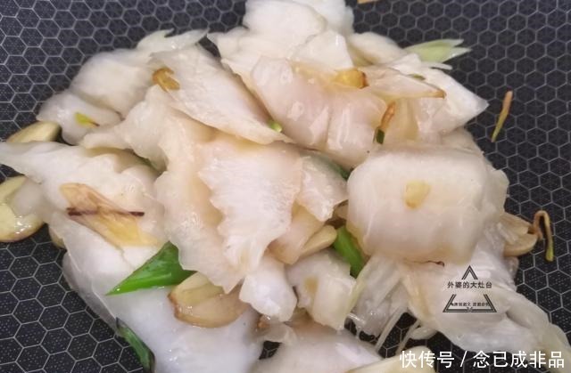 白菜|白菜炖豆腐，先炒白菜还是先炖豆腐都不对，大厨这样做，比肉香