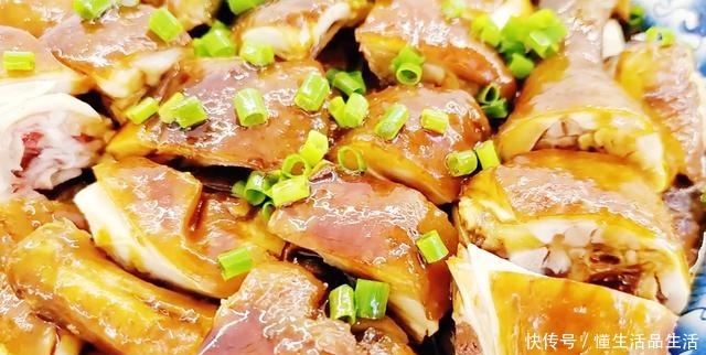 清洗干净|吃了30几年的鸡,这做法最好吃,整只鸡丢进锅里,全家人抢着吃