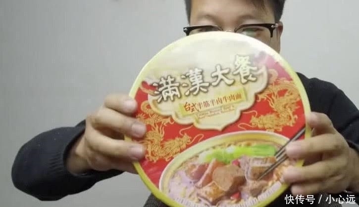 见识|见识下19块钱一桶的泡面 “超大”牛肉块, 最后男子把碗都舔干净了
