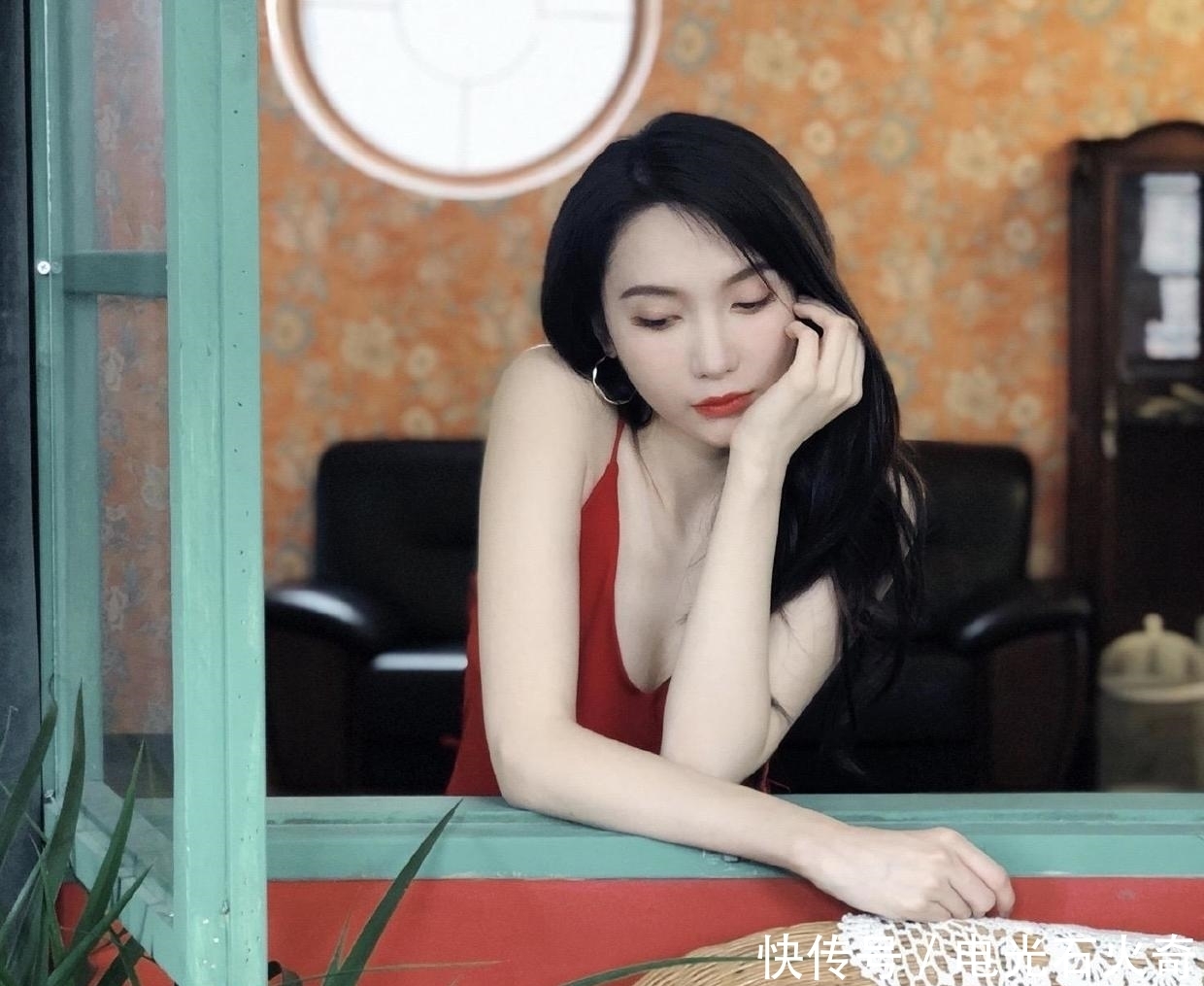 显得|陆婷穿红色“吊带裙”太养眼,显得身材凹凸有致,女人味十足!