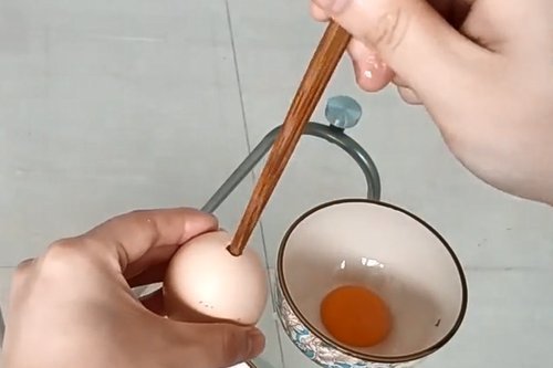 家里|用1根筷子在鸡蛋上戳2个洞,解决了家家户户的烦恼,省钱又实用
