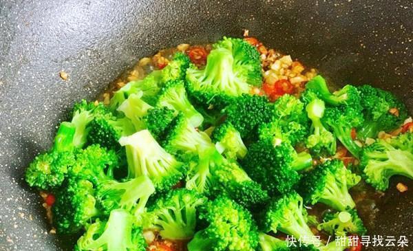 西兰花|炒西兰花时,要不要焯水大多数人都做错了,难怪西兰花发黄发焉