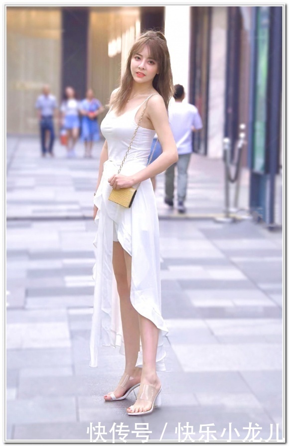 难以置信|街拍:这位美女美得让人难以置信,像是开了挂一样
